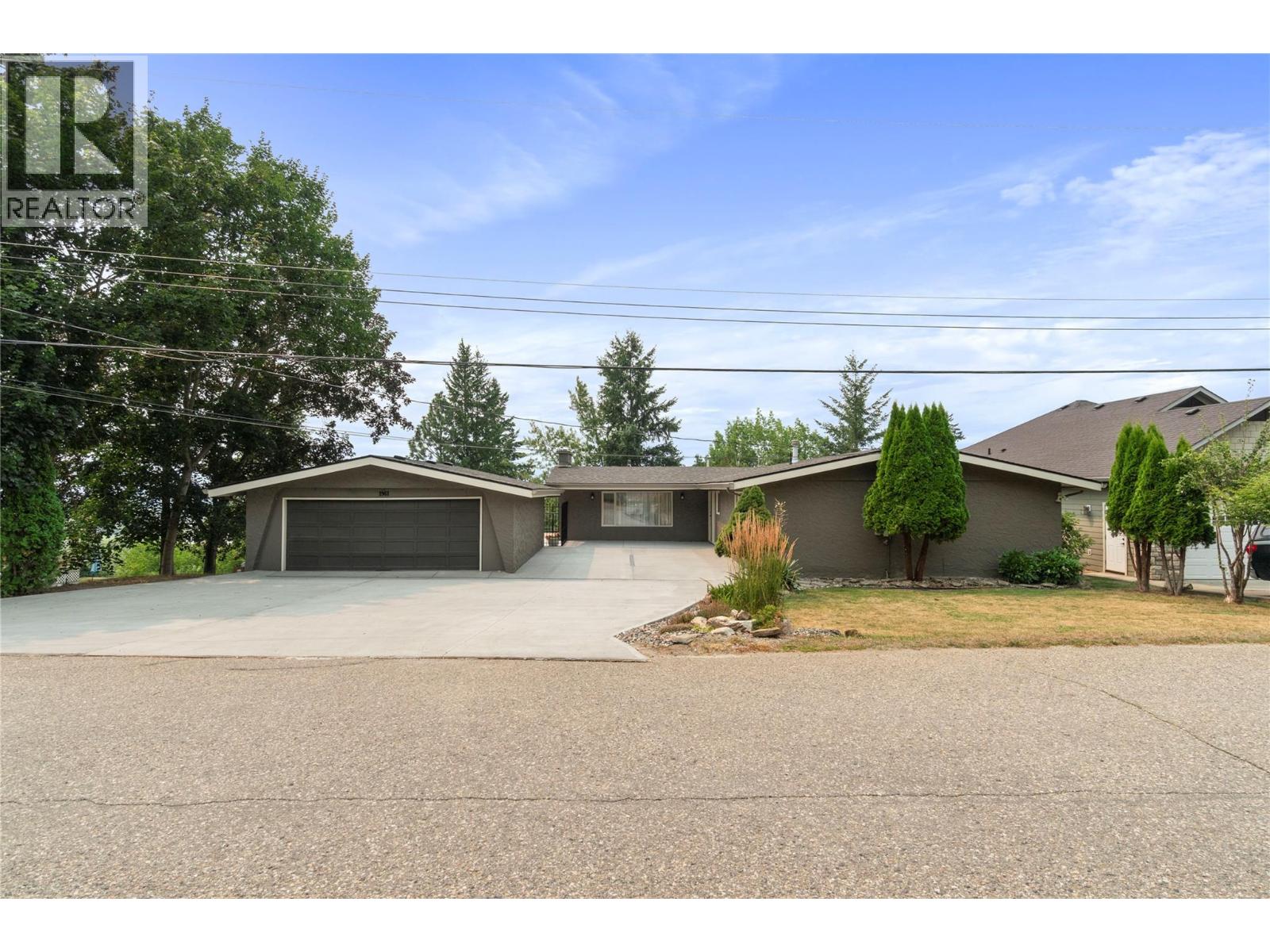 1961 16 Street Ne, Salmon Arm, British Columbia  V1E 3Z8 - Photo 1 - 10395440