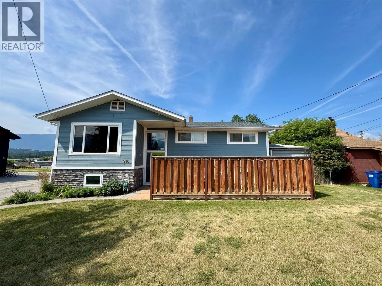910 5th Ave Avenue, Invermere, British Columbia  V0A 1K0 - Photo 1 - 10395785