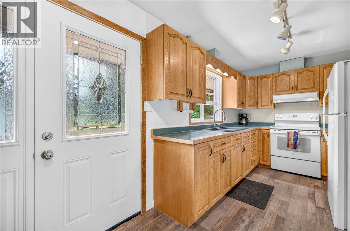 9878 Victoria Street, Fernie, British Columbia  V0B 1M5 - Photo 20 - 10395872