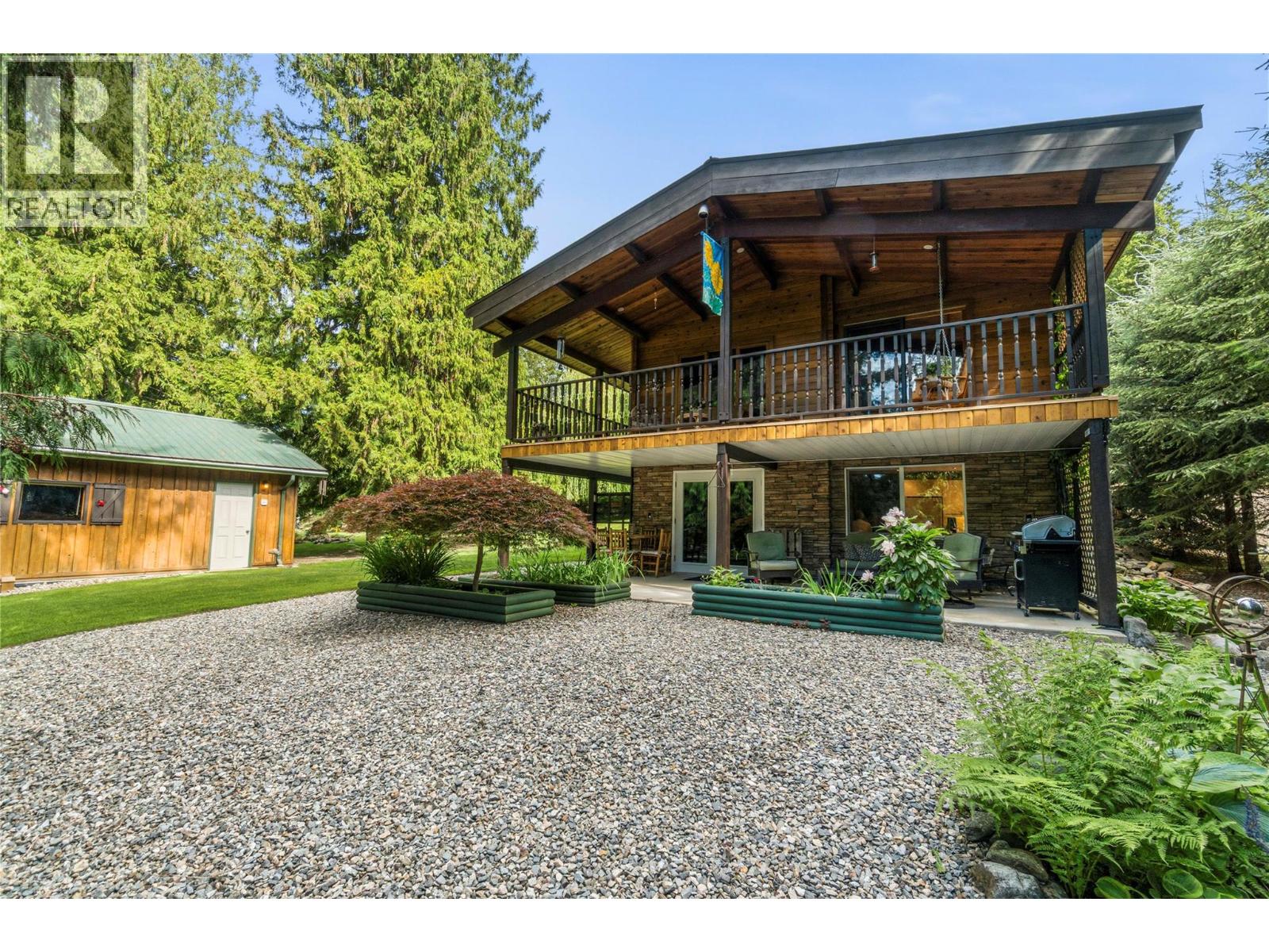 7420 Stampede Trail, Anglemont, British Columbia  V0E 1M8 - Photo 1 - 10396007
