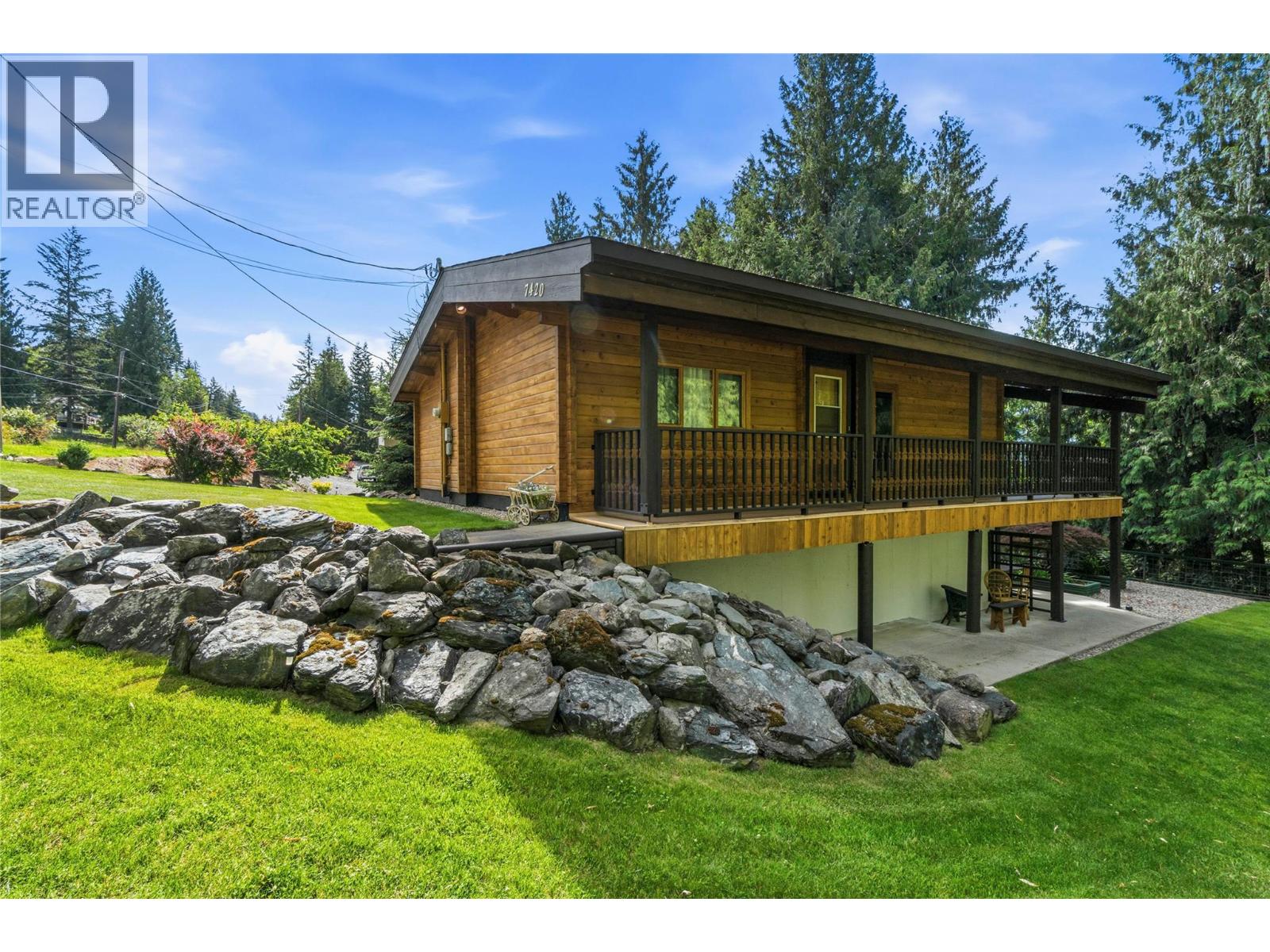 7420 Stampede Trail, Anglemont, British Columbia  V0E 1M8 - Photo 2 - 10396007