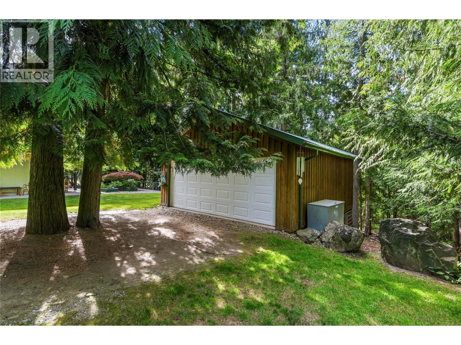 7420 Stampede Trail, Anglemont, British Columbia  V0E 1M8 - Photo 27 - 10396007