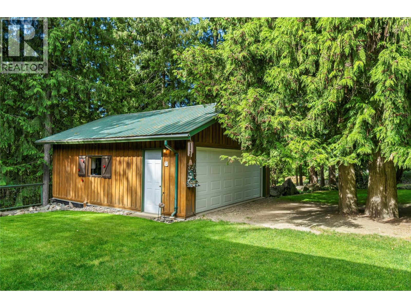 7420 Stampede Trail, Anglemont, British Columbia  V0E 1M8 - Photo 29 - 10396007