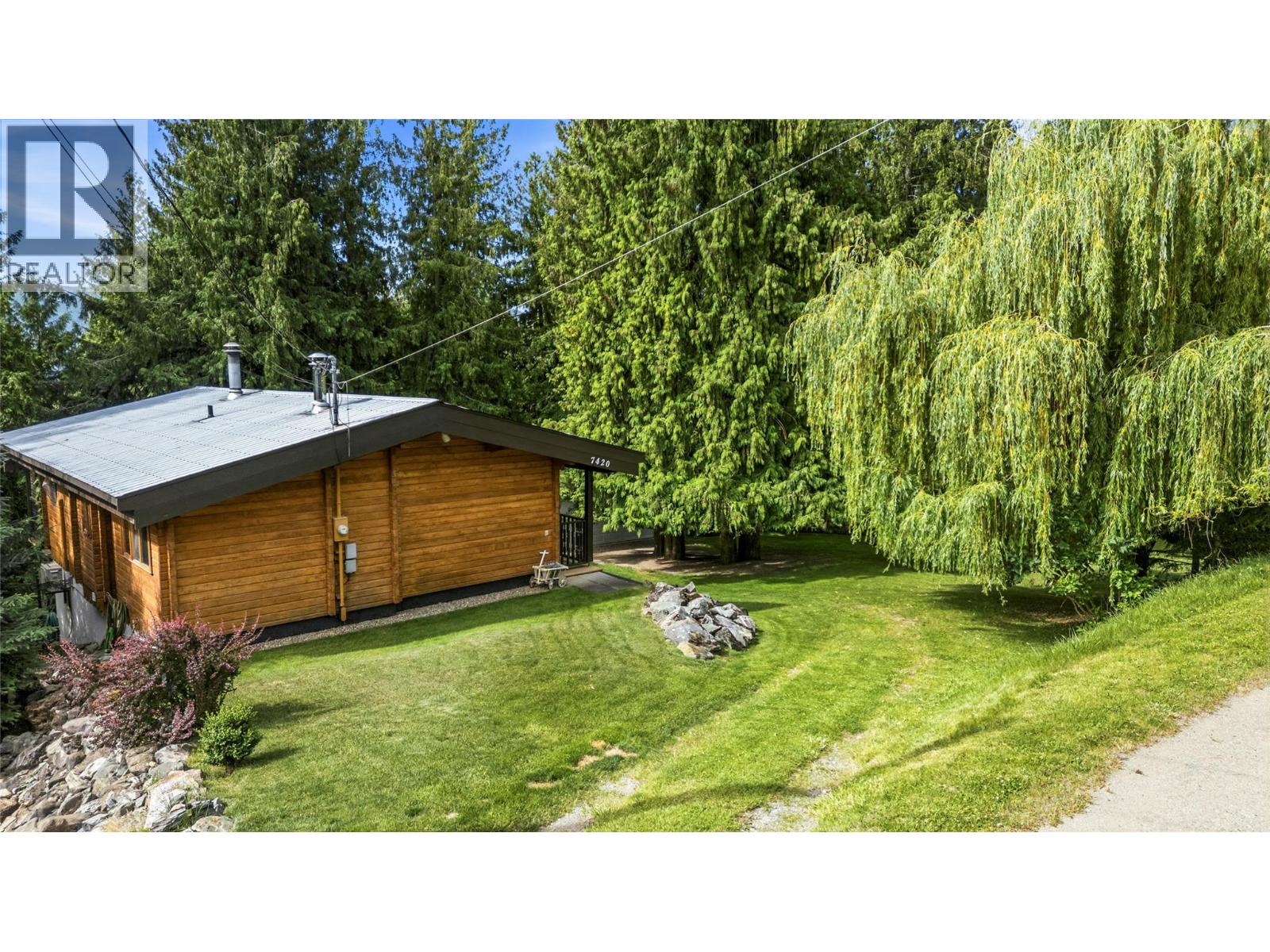 7420 Stampede Trail, Anglemont, British Columbia  V0E 1M8 - Photo 3 - 10396007