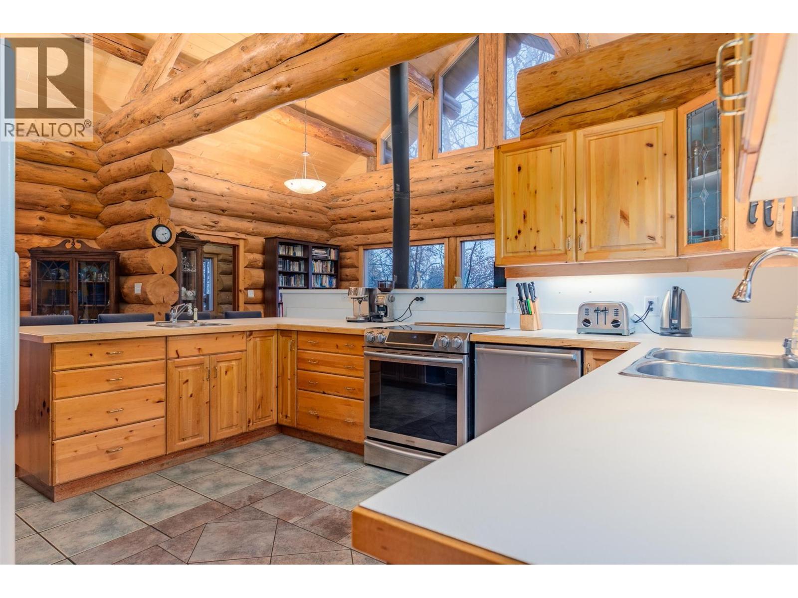 2266 Fifth Avenue, Rossland, British Columbia  V0G 1Y0 - Photo 2 - 10395675