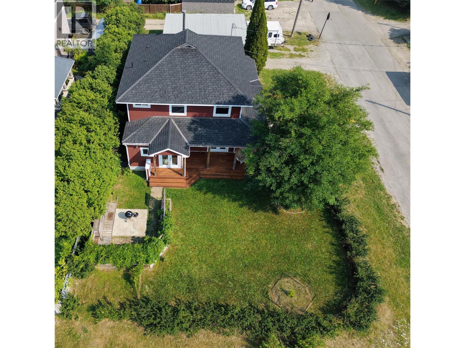 602 5 Avenue, Fernie, British Columbia  V0B 1M0 - Photo 2 - 10396126