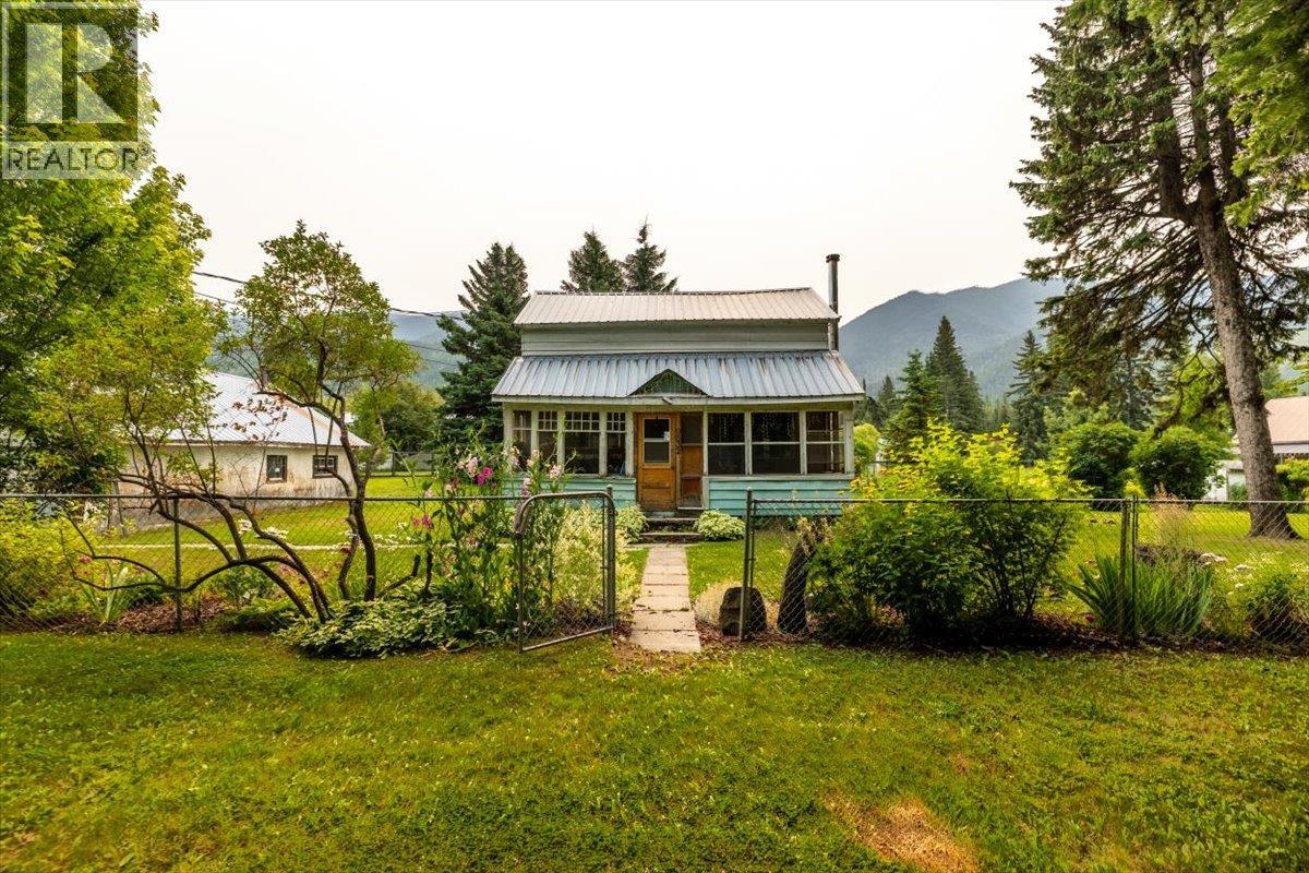 9832 Victoria Street, Fernie, British Columbia  V0B 1M5 - Photo 2 - 10396209