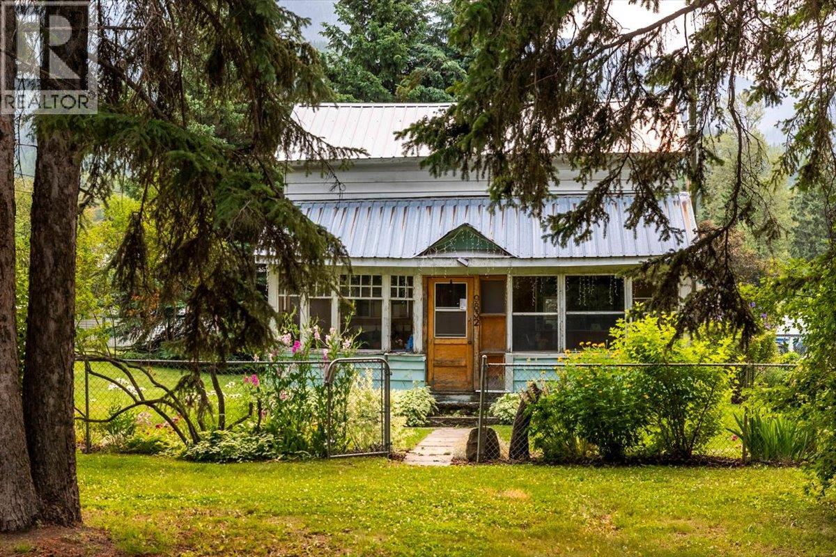9832 Victoria Street, Fernie, British Columbia  V0B 1M5 - Photo 3 - 10396209