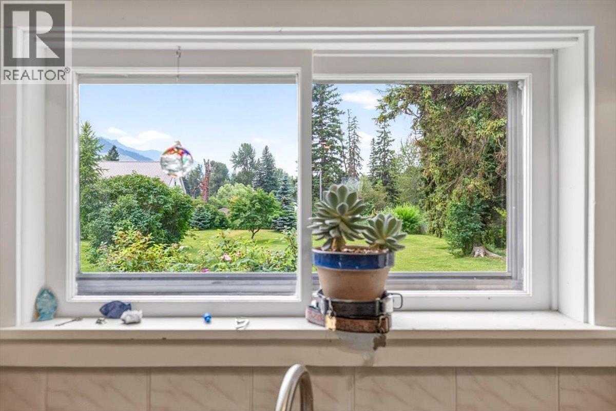 9832 Victoria Street, Fernie, British Columbia  V0B 1M5 - Photo 30 - 10396209