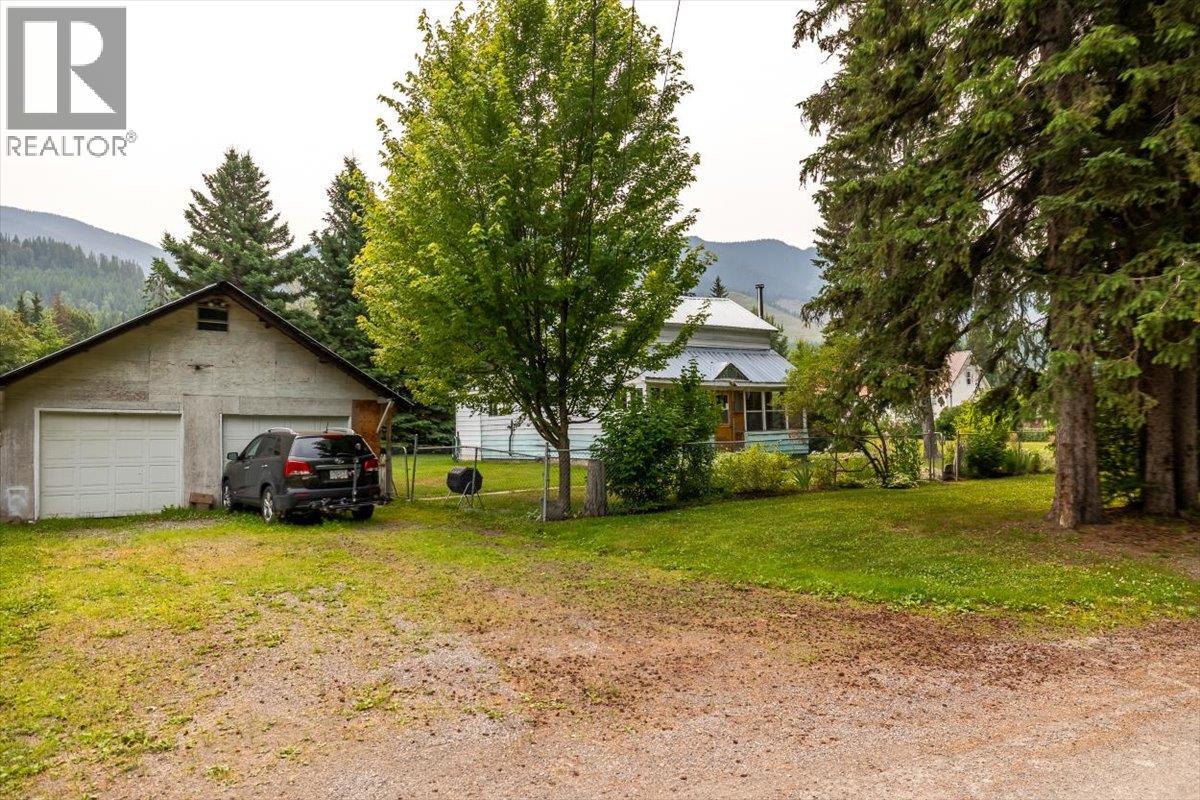 9832 Victoria Street, Fernie, British Columbia  V0B 1M5 - Photo 4 - 10396209