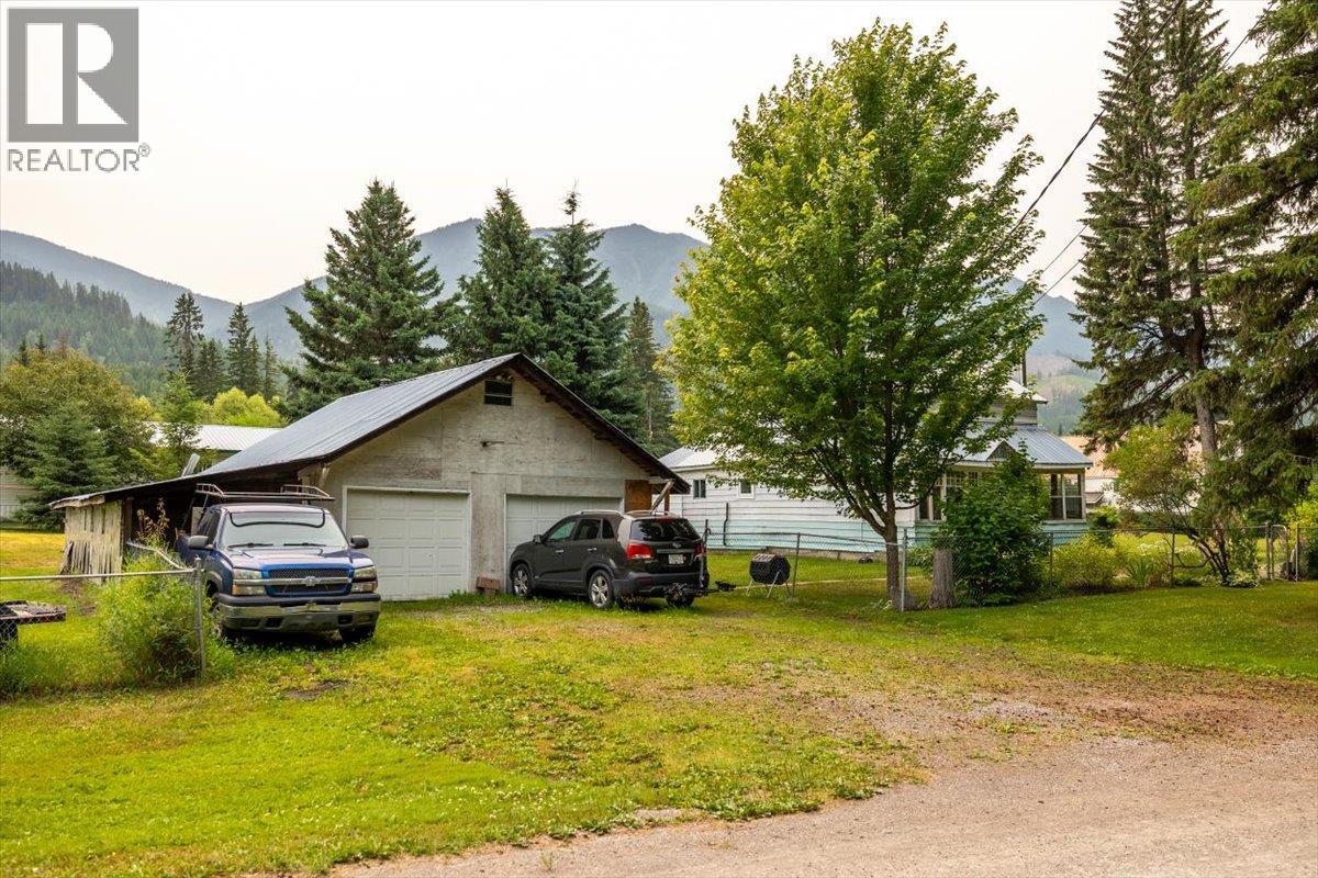 9832 Victoria Street, Fernie, British Columbia  V0B 1M5 - Photo 5 - 10396209