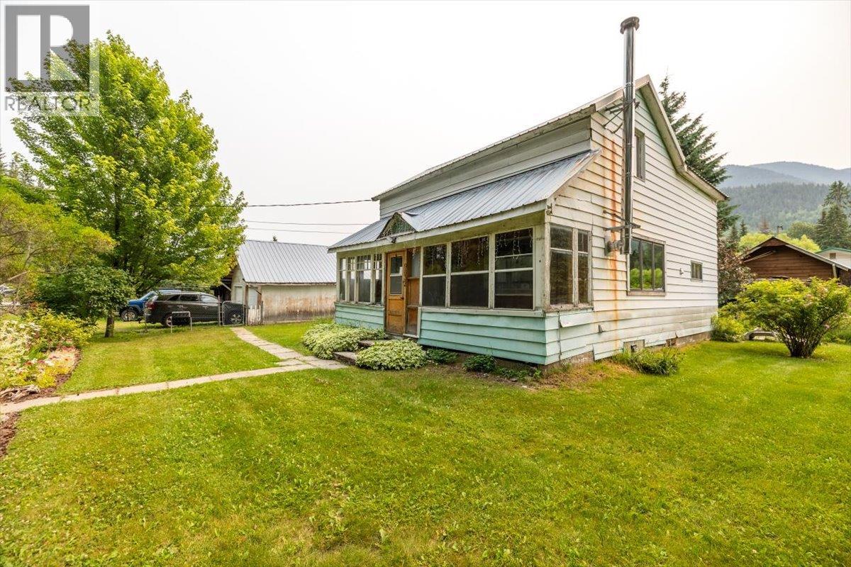 9832 Victoria Street, Fernie, British Columbia  V0B 1M5 - Photo 7 - 10396209