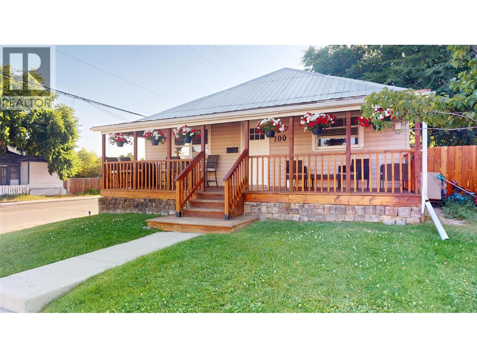 200 5th Avenue S, Cranbrook, British Columbia  V1C 2G4 - Photo 1 - 10396108