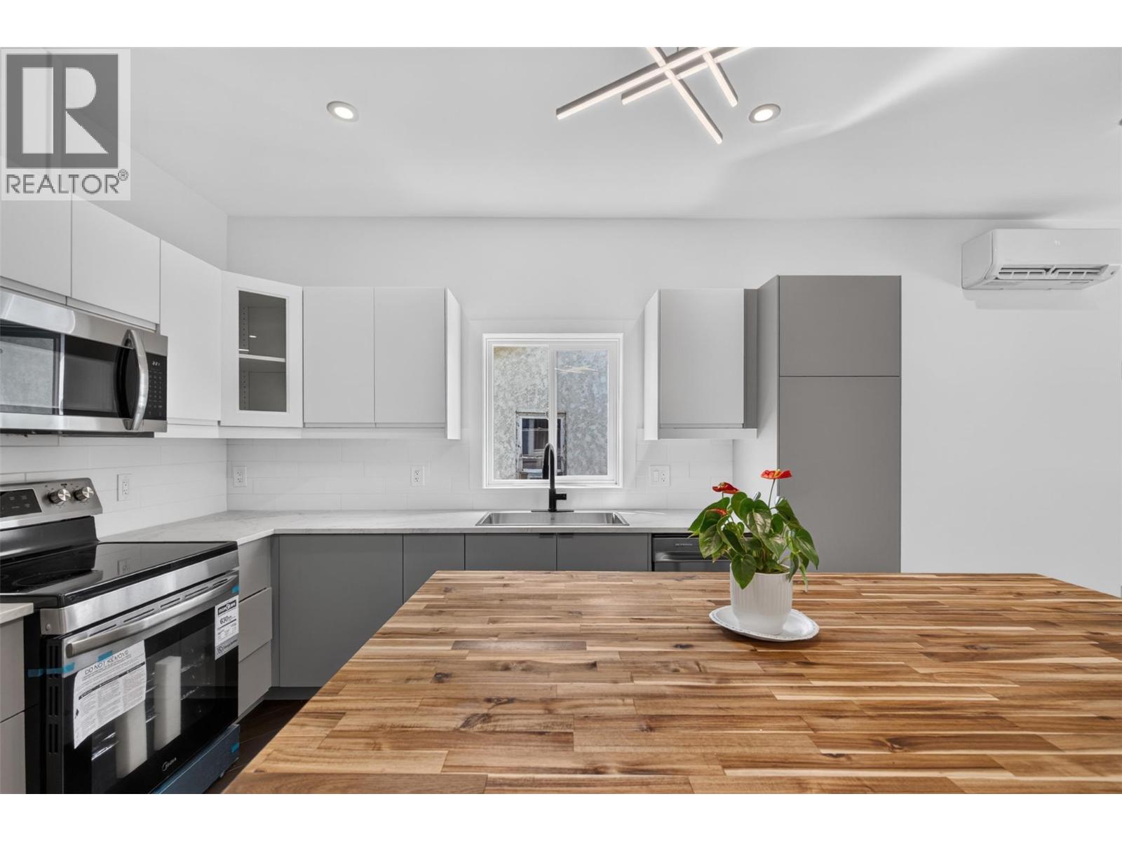 630 Okanagan Se Avenue, Salmon Arm, British Columbia  V1E 1G7 - Photo 3 - 10396119