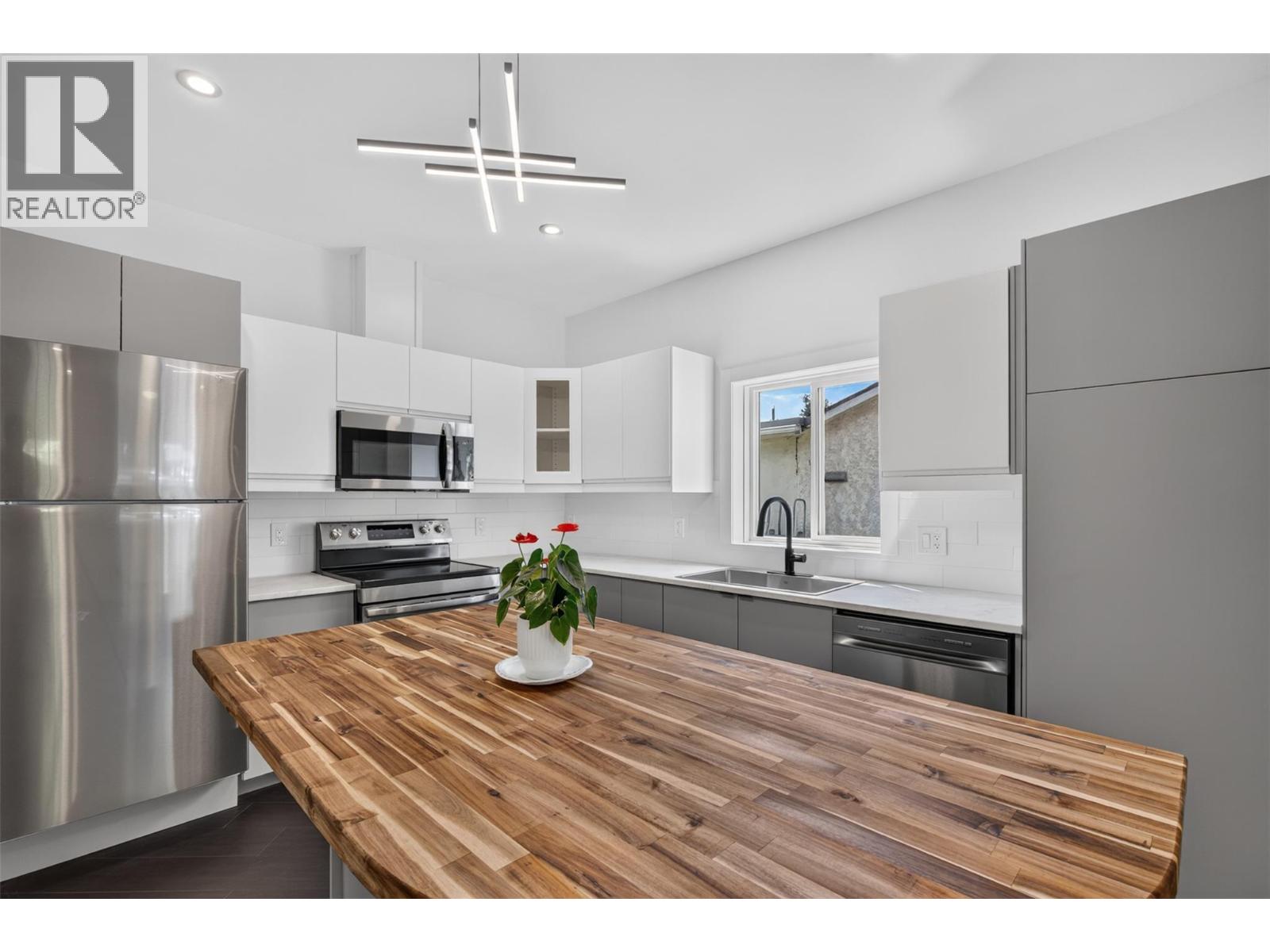 630 Okanagan Se Avenue, Salmon Arm, British Columbia  V1E 1G7 - Photo 4 - 10396119