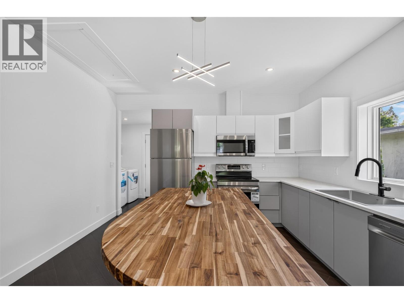 630 Okanagan Se Avenue, Salmon Arm, British Columbia  V1E 1G7 - Photo 6 - 10396119