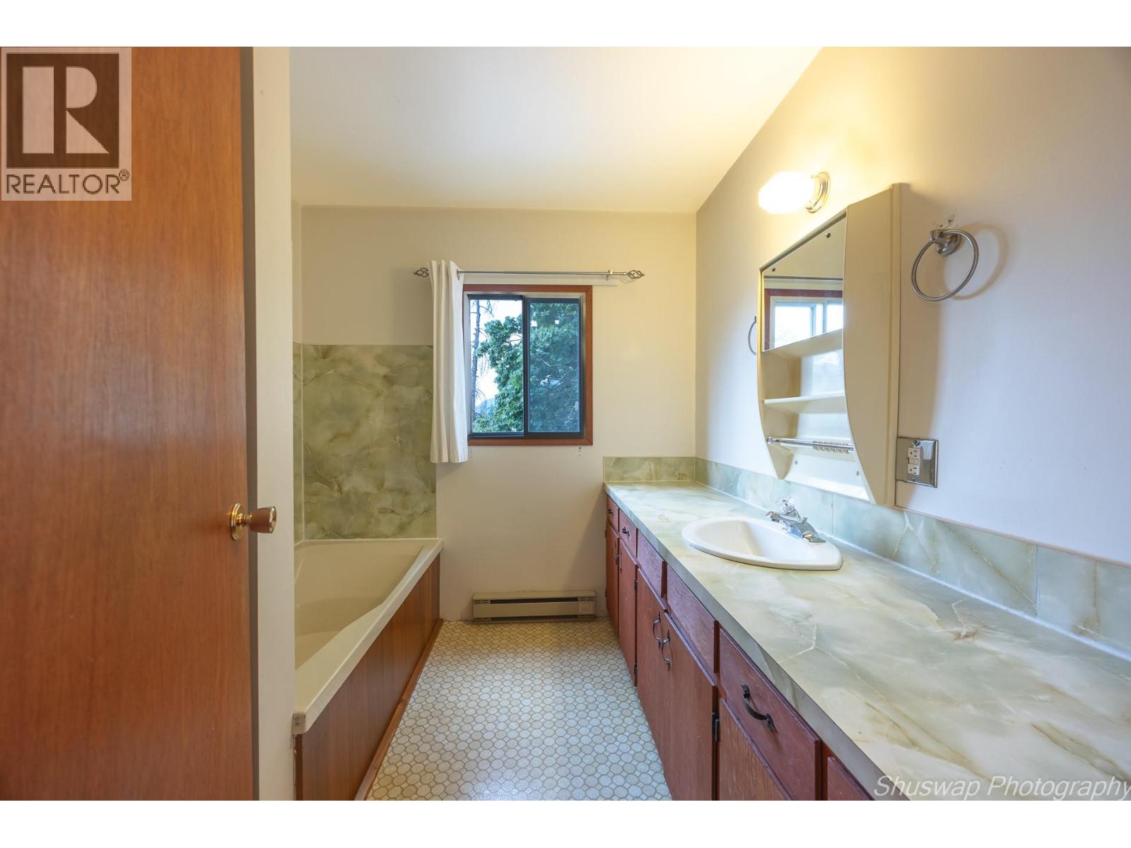 6350 Lakeshore Drive Ne, Salmon Arm, British Columbia  V1E 4N1 - Photo 35 - 10396361