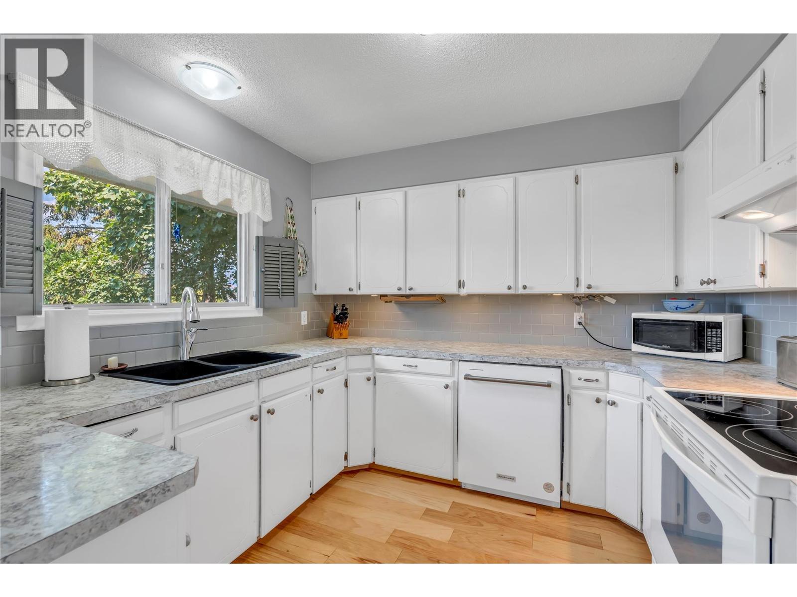 707 Ross Avenue, Penticton, British Columbia  V2A 3A5 - Photo 2 - 10396304