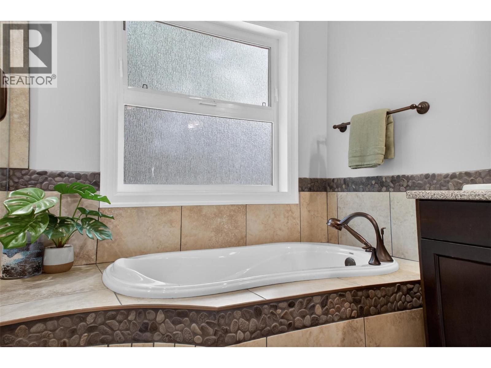 4588 Raymer Road, Kelowna, British Columbia  V1W 1H9 - Photo 23 - 10395957