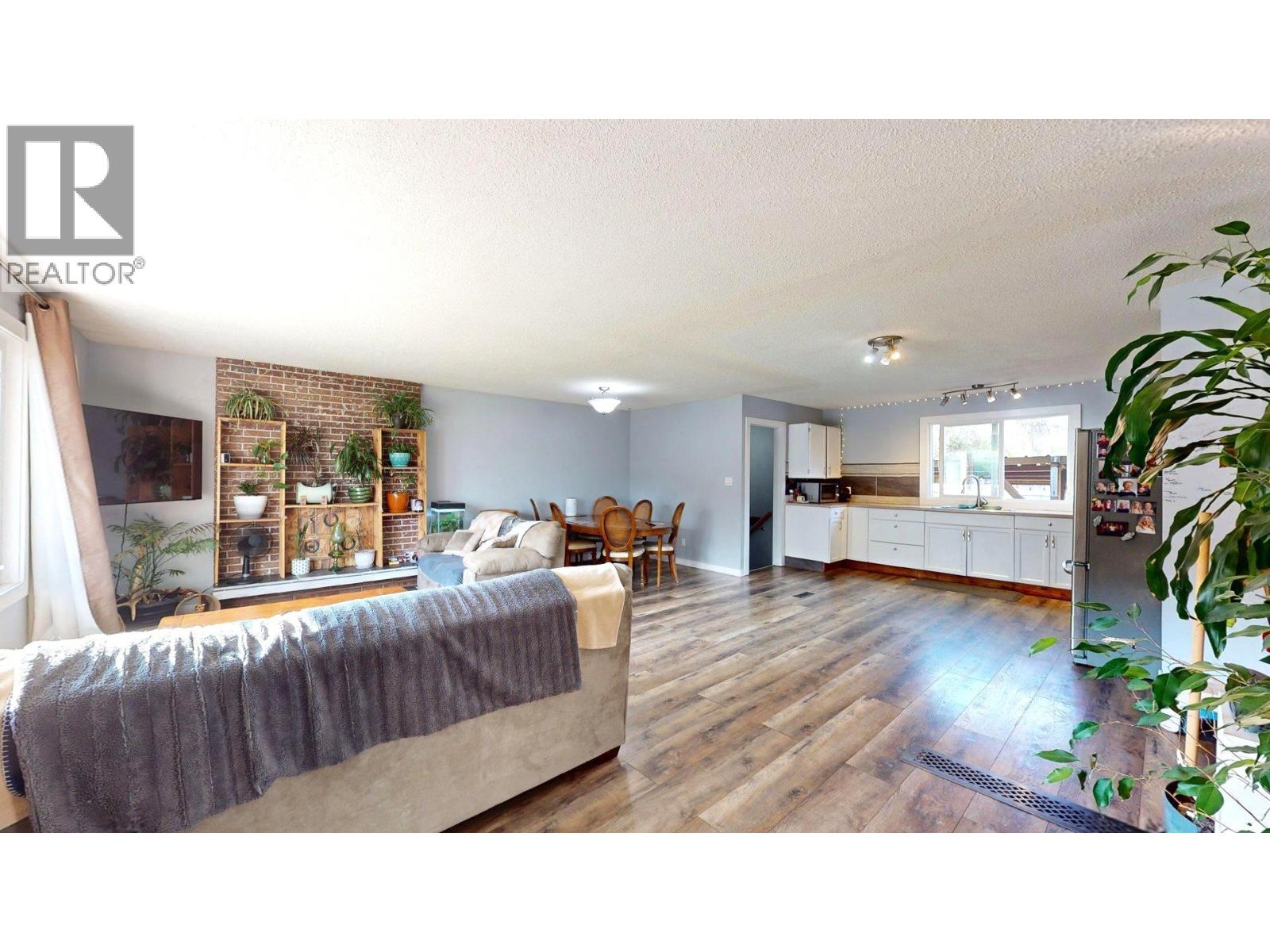 2405 Arbutus Street, Elkford, British Columbia  V0B 1H0 - Photo 16 - 10396382