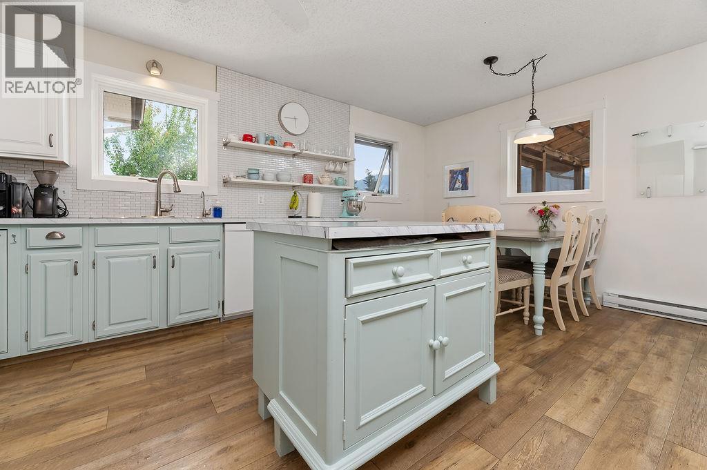 1110 6th Street S, Invermere, British Columbia  V0A 1K0 - Photo 2 - 10396223
