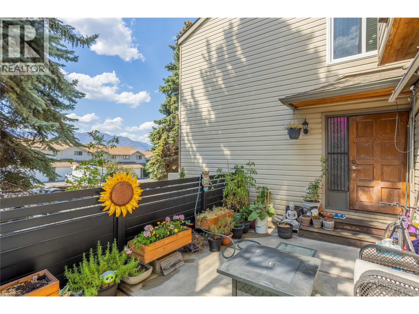 1675 Thayer Court Unit# 1, Kelowna, British Columbia  V1Y 8M2 - Photo 2 - 10396337