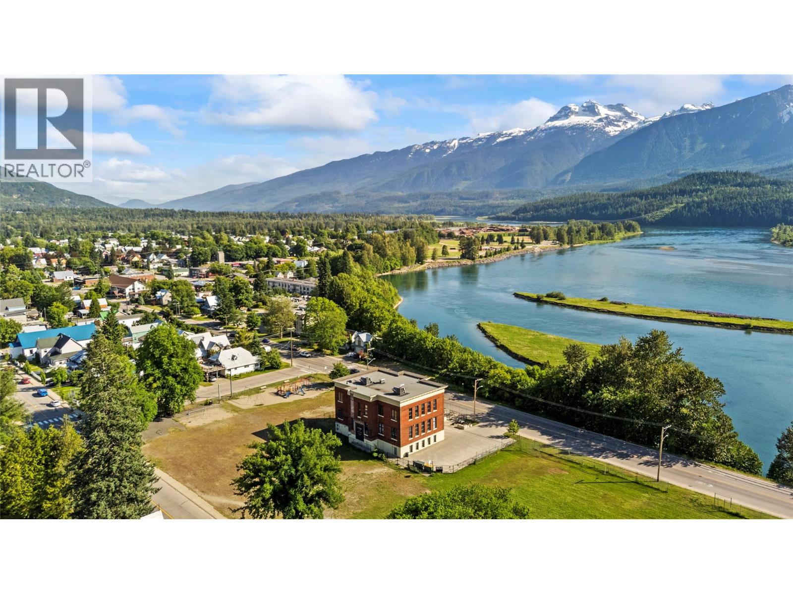 616 Third Street W, Revelstoke, British Columbia  V1E 0B4 - Photo 1 - 10352878