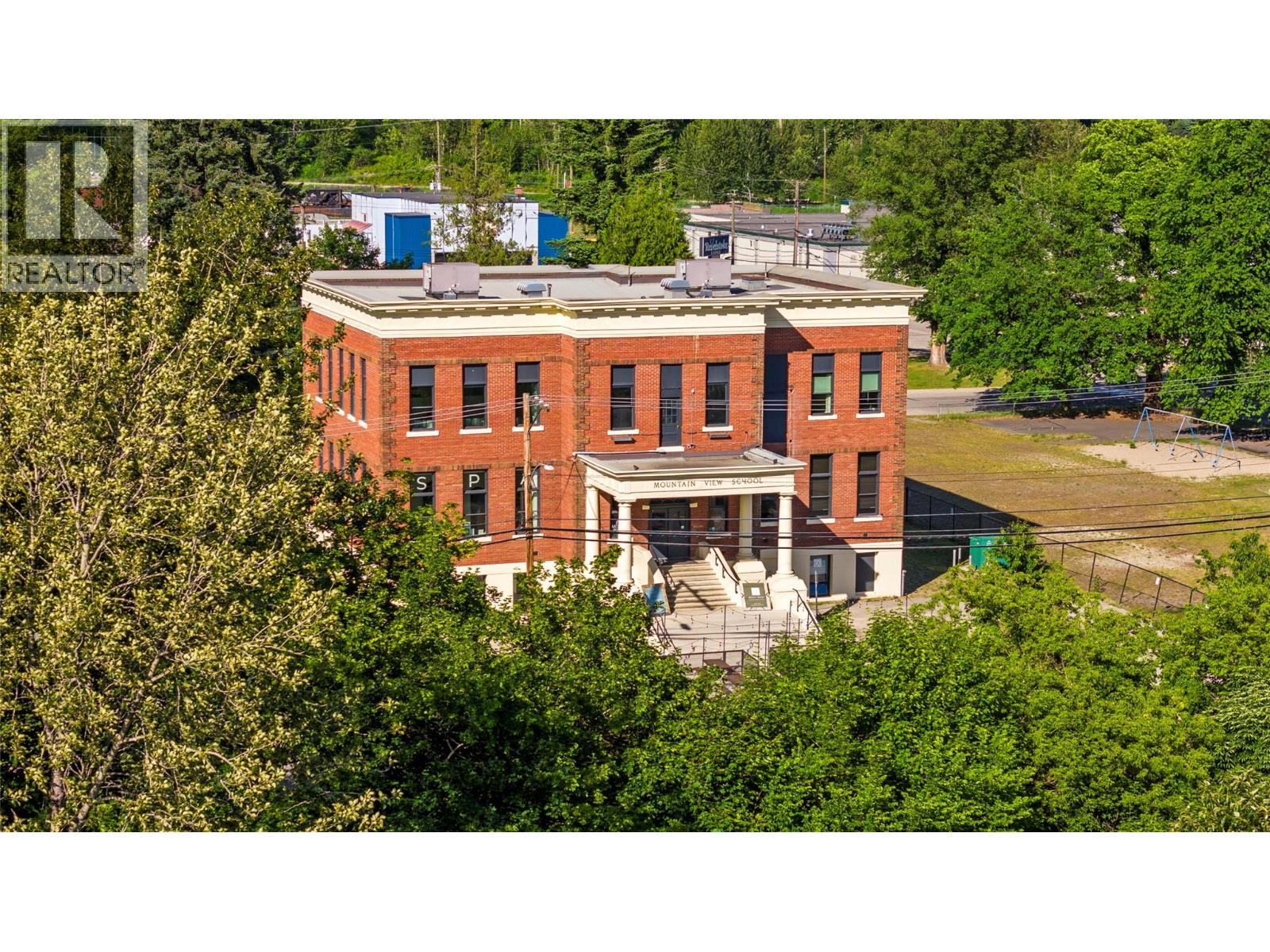 616 Third Street W, Revelstoke, British Columbia  V1E 0B4 - Photo 2 - 10352878