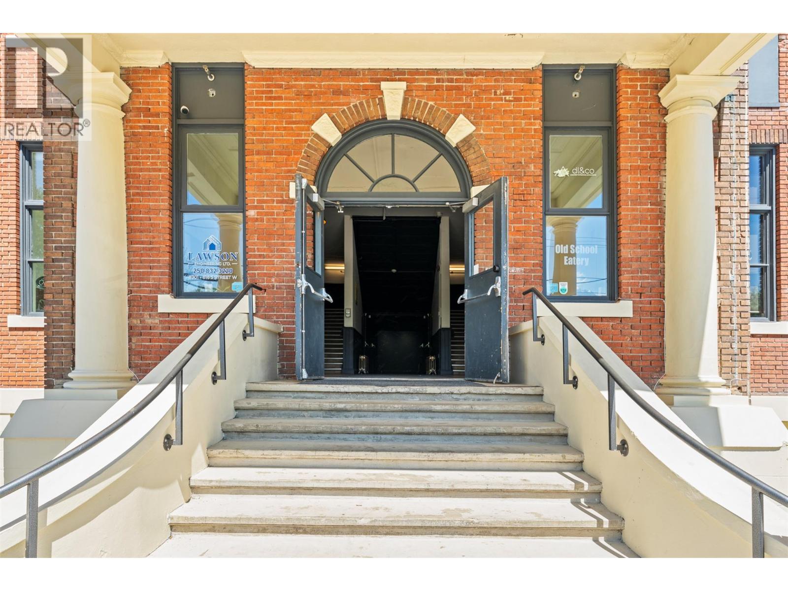 616 Third Street W, Revelstoke, British Columbia  V1E 0B4 - Photo 4 - 10352878