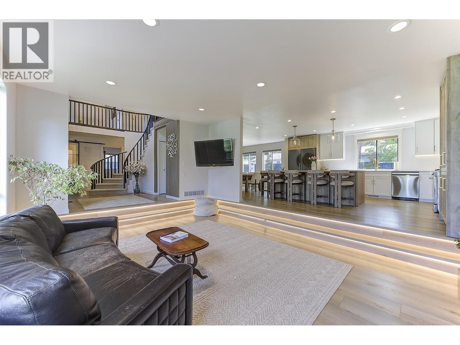 687 Barnaby Road, Kelowna, British Columbia  V1W 4N8 - Photo 10 - 10396384