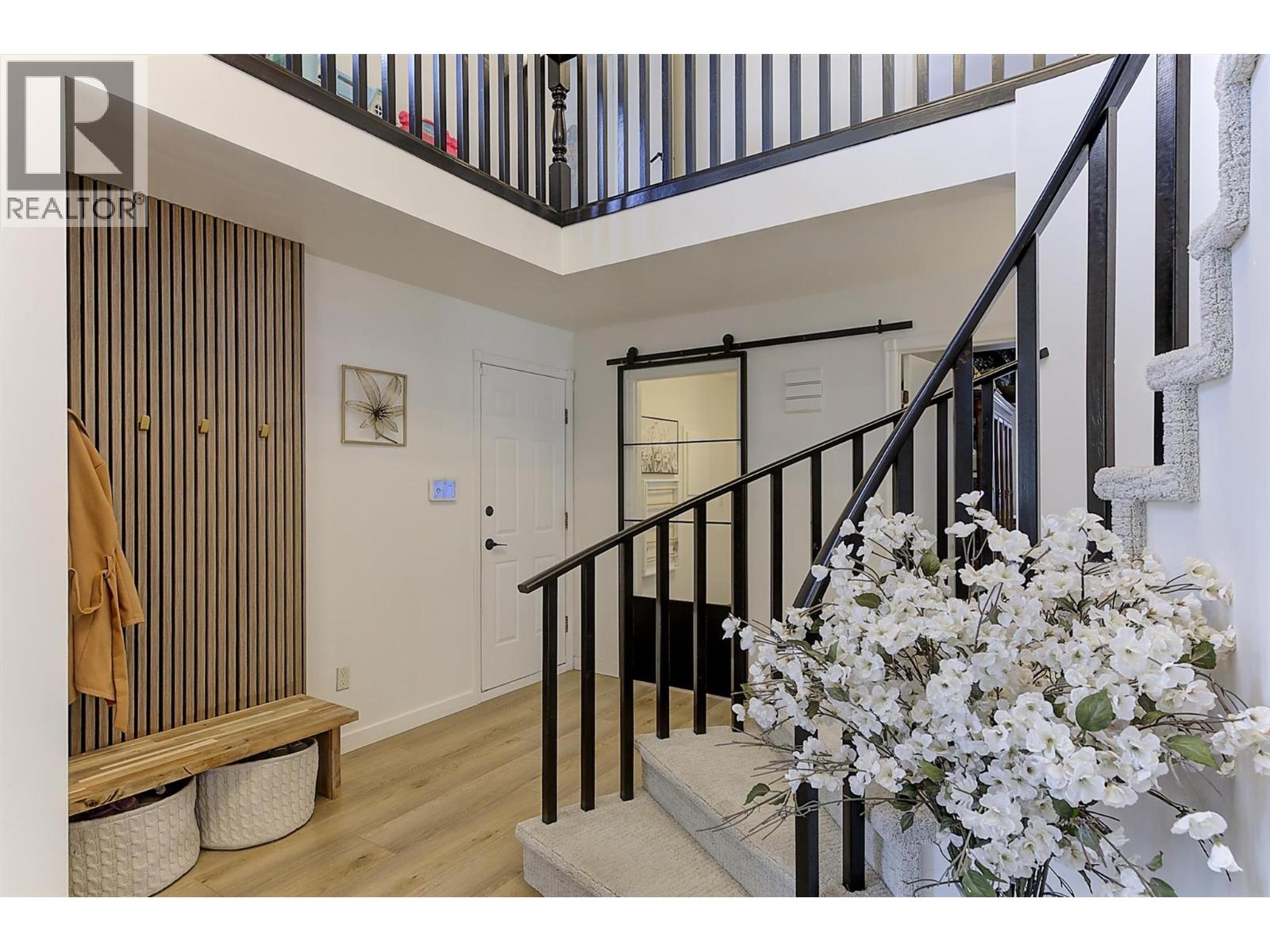 687 Barnaby Road, Kelowna, British Columbia  V1W 4N8 - Photo 4 - 10396384