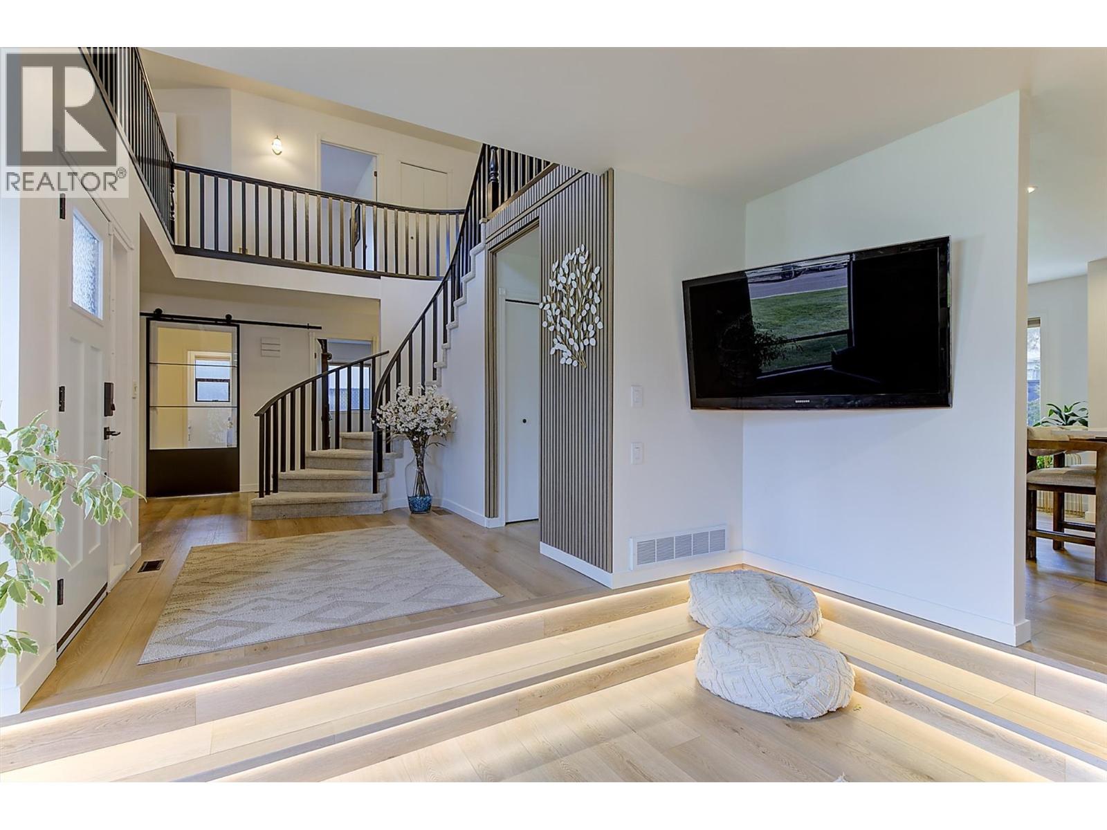 687 Barnaby Road, Kelowna, British Columbia  V1W 4N8 - Photo 6 - 10396384