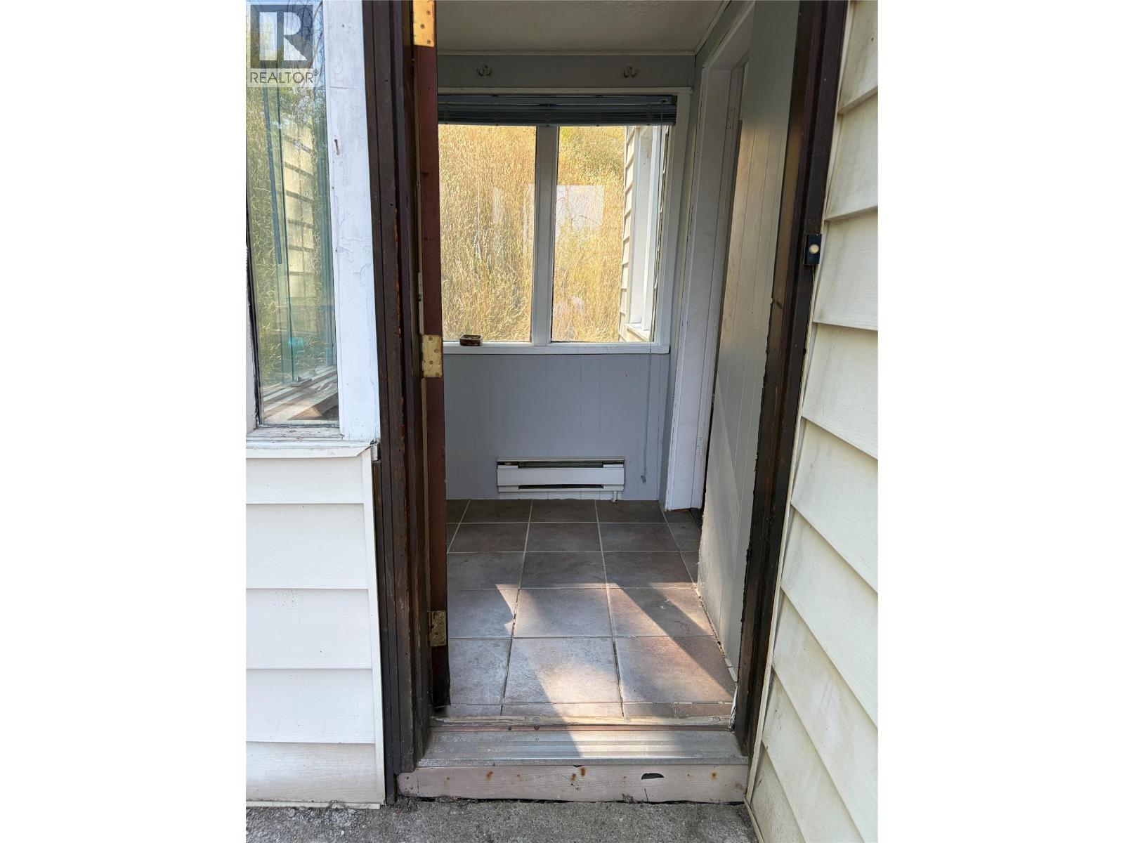 626 Hendry Street, Trail, British Columbia  V1R 3J3 - Photo 3 - 10395887