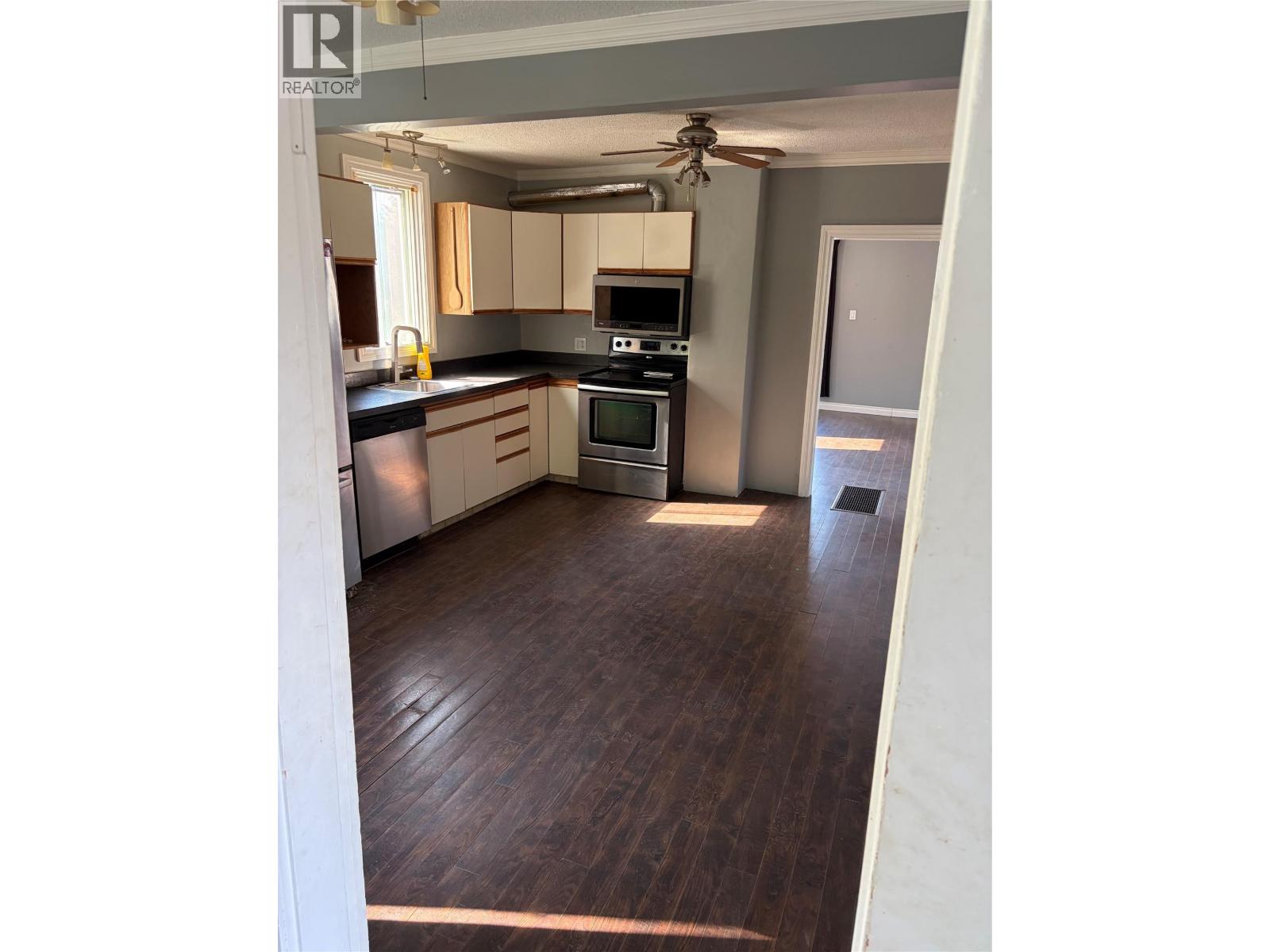 626 Hendry Street, Trail, British Columbia  V1R 3J3 - Photo 4 - 10395887