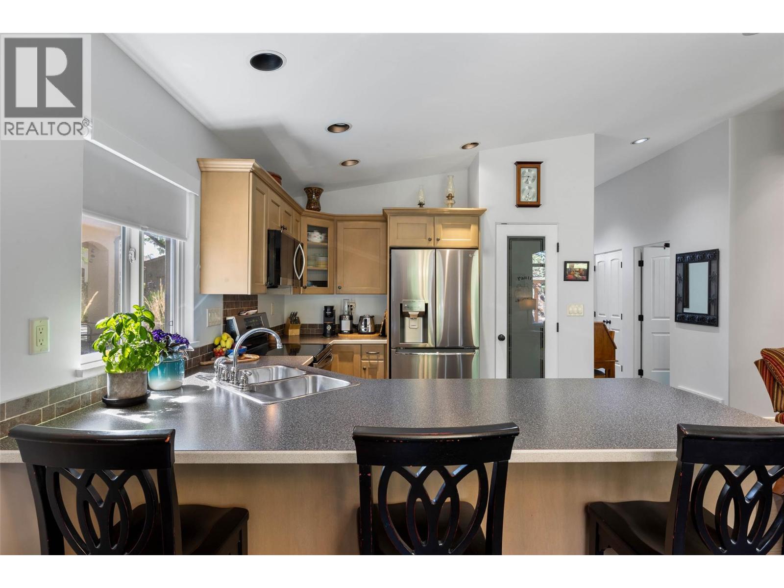 757 Rosewood Crescent, Kamloops, British Columbia  V2H 1S3 - Photo 4 - 10396458