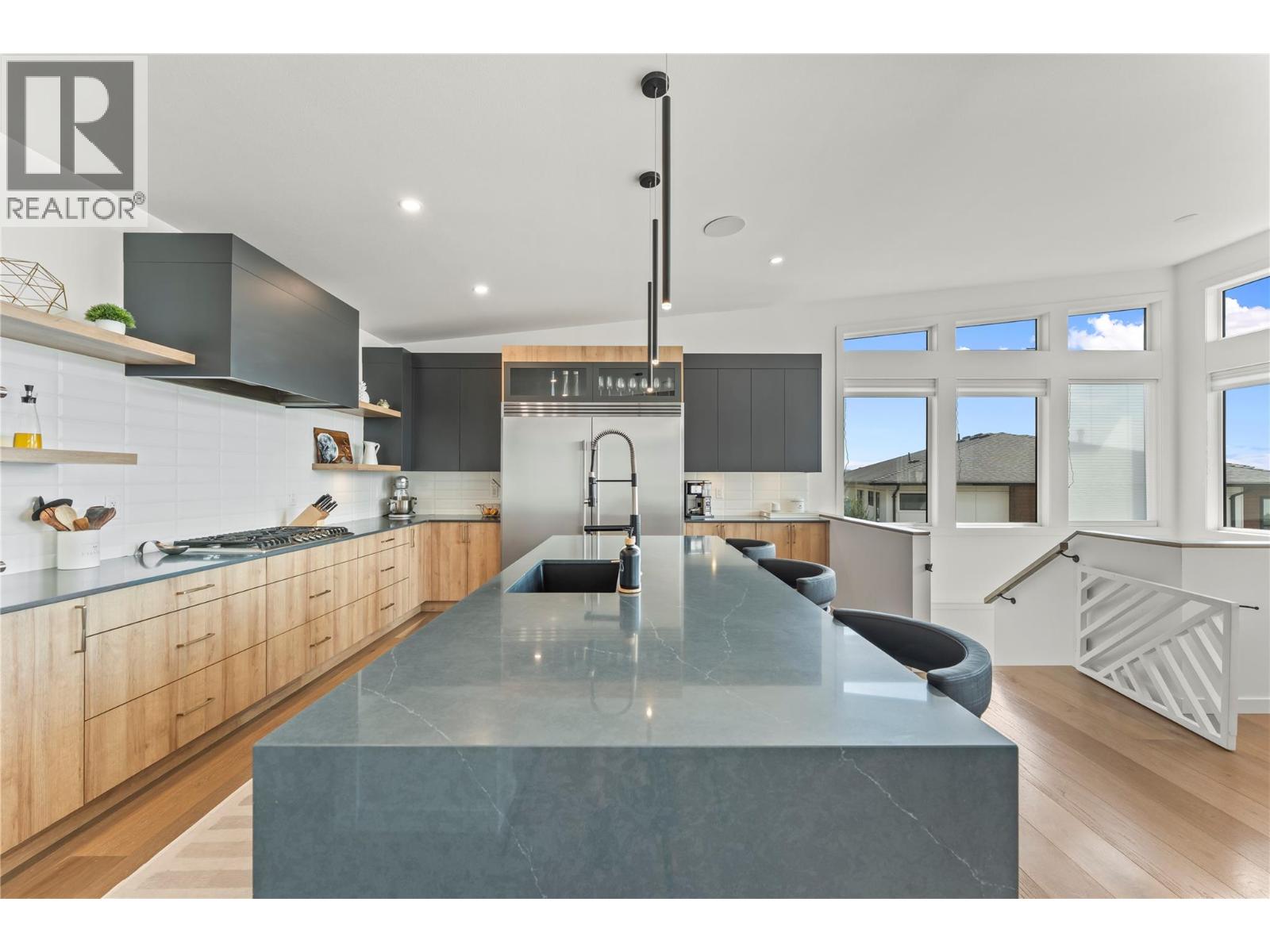 9815 Beacon Hill Crescent, Lake Country, British Columbia  V4V 0A5 - Photo 4 - 10395923
