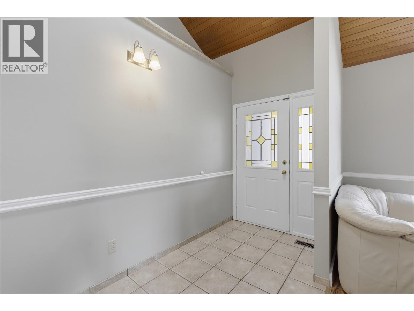862 Greybriar Court, Kamloops, British Columbia  V1S 1K5 - Photo 4 - 10396561