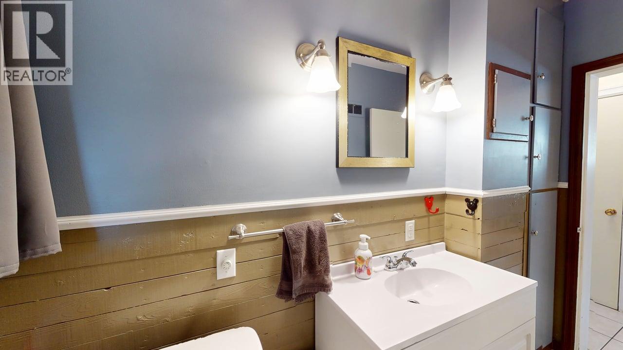2066 Caughlin Road, Fruitvale, British Columbia  V0G 1L1 - Photo 25 - 10395822