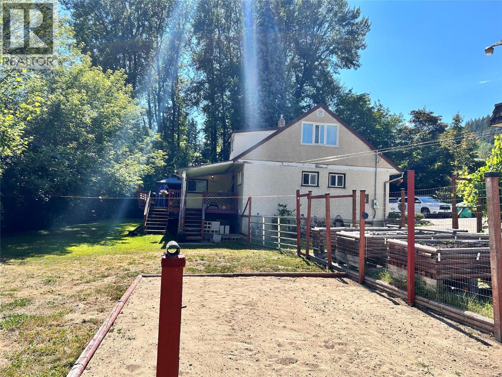 2066 Caughlin Road, Fruitvale, British Columbia  V0G 1L1 - Photo 3 - 10395822