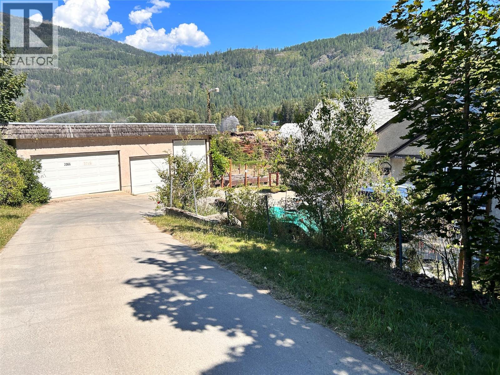 2066 Caughlin Road, Fruitvale, British Columbia  V0G 1L1 - Photo 4 - 10395822