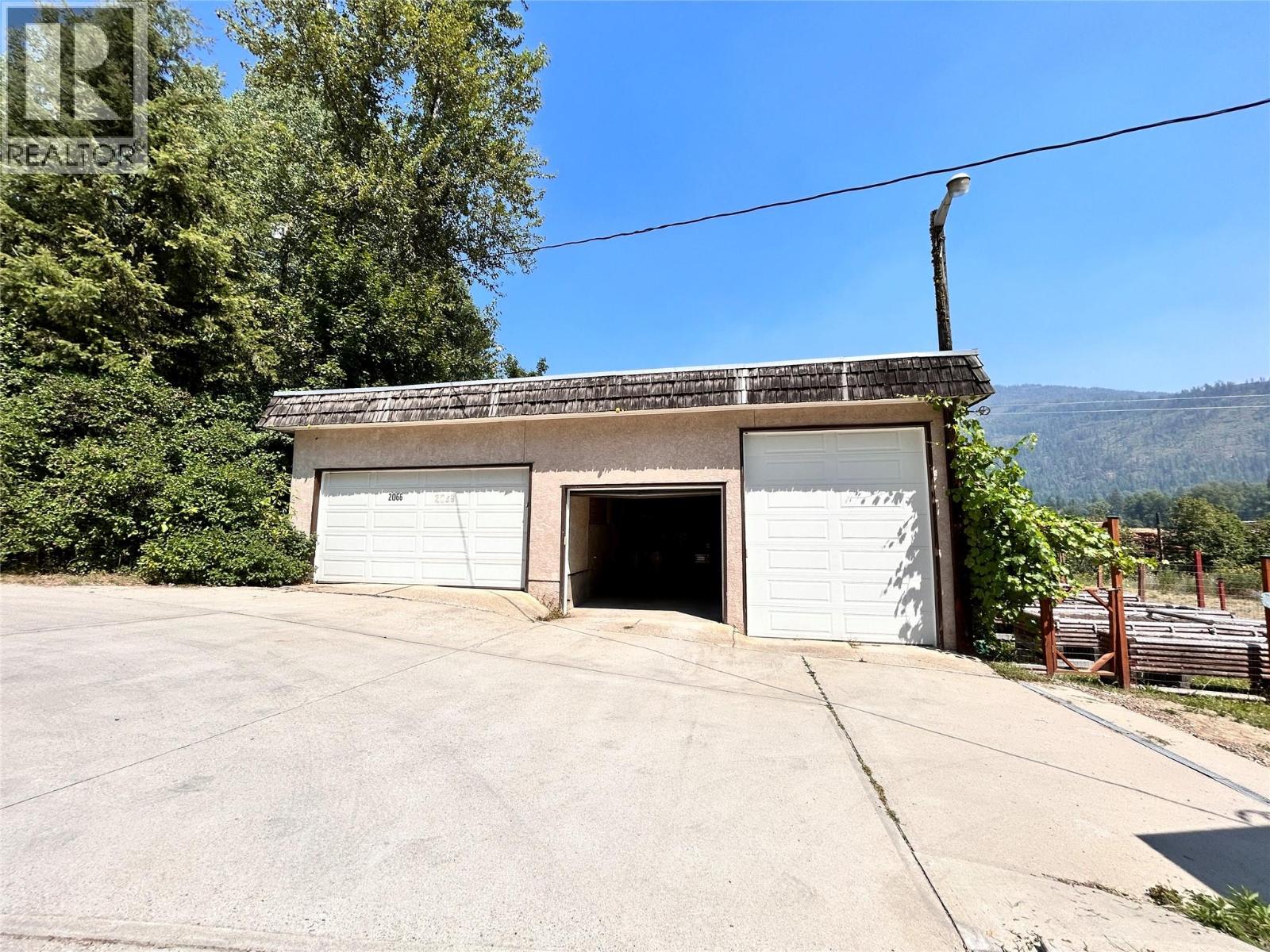 2066 Caughlin Road, Fruitvale, British Columbia  V0G 1L1 - Photo 5 - 10395822