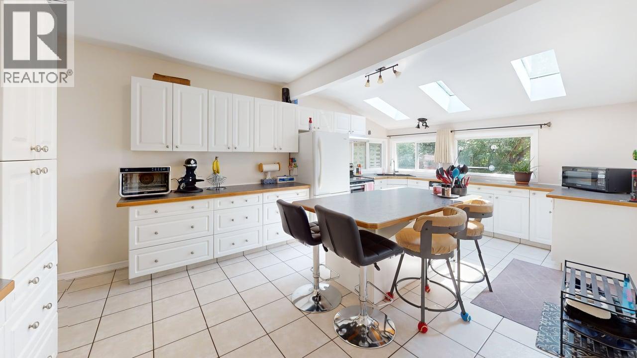 2066 Caughlin Road, Fruitvale, British Columbia  V0G 1L1 - Photo 7 - 10395822