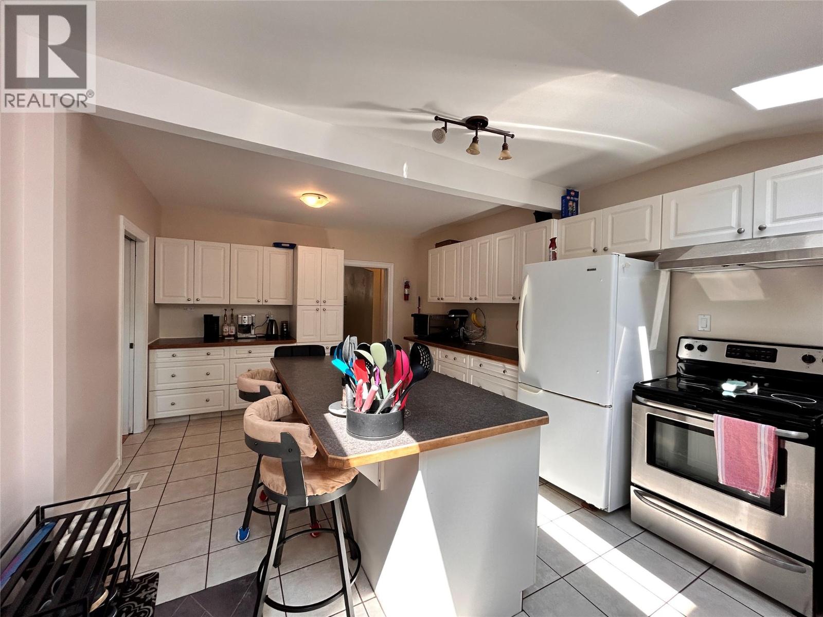 2066 Caughlin Road, Fruitvale, British Columbia  V0G 1L1 - Photo 8 - 10395822