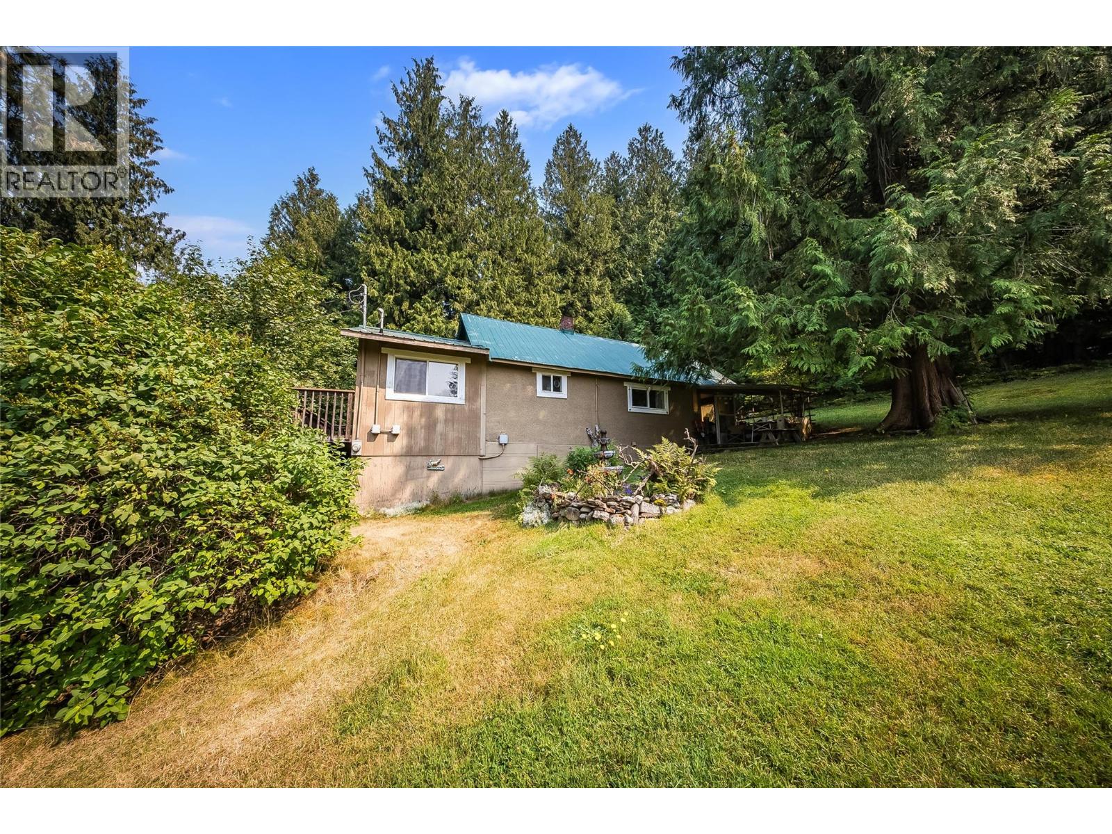 1562 Arrow Lakes Drive, Castlegar, British Columbia  V1N 3N3 - Photo 1 - 10396590