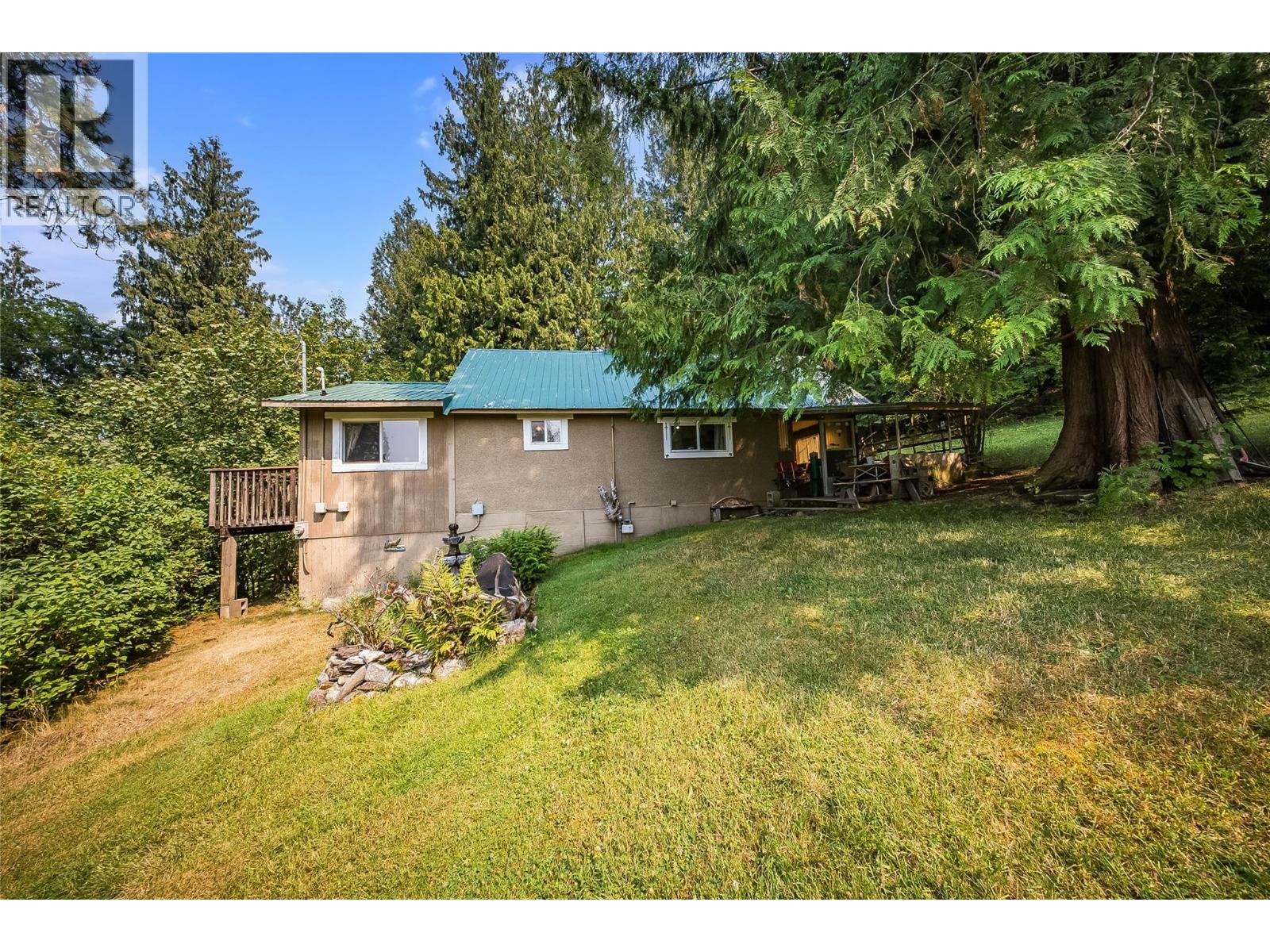 1562 Arrow Lakes Drive, Castlegar, British Columbia  V1N 3N3 - Photo 24 - 10396590