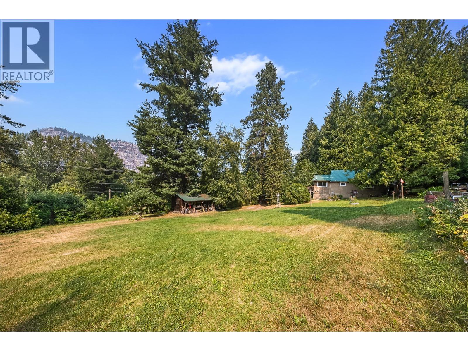 1562 Arrow Lakes Drive, Castlegar, British Columbia  V1N 3N3 - Photo 6 - 10396590