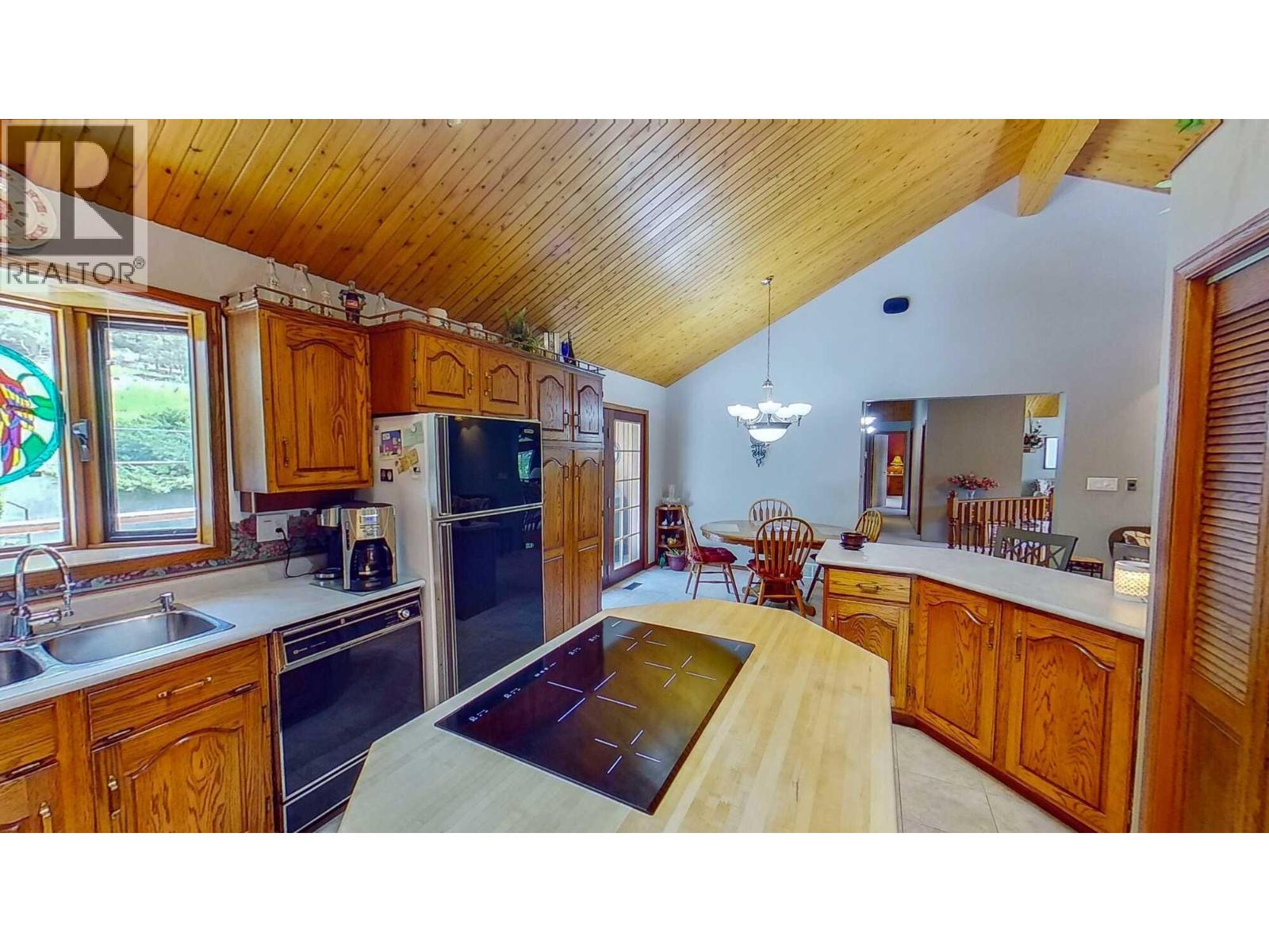 8408 Richardson Crescent, Canal Flats, British Columbia  V0B 1B0 - Photo 6 - 10396659