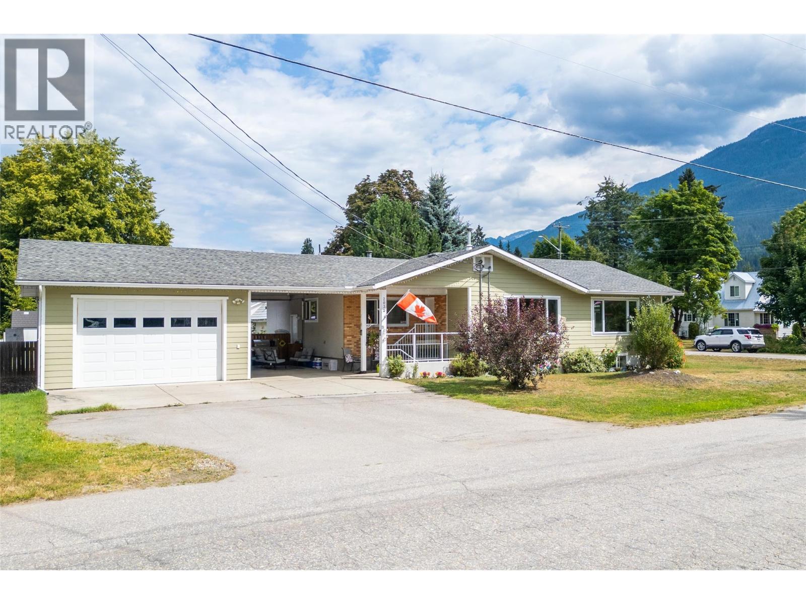 2032 Laforme Boulevard, Revelstoke, British Columbia  V0E 2S0 - Photo 2 - 10396597