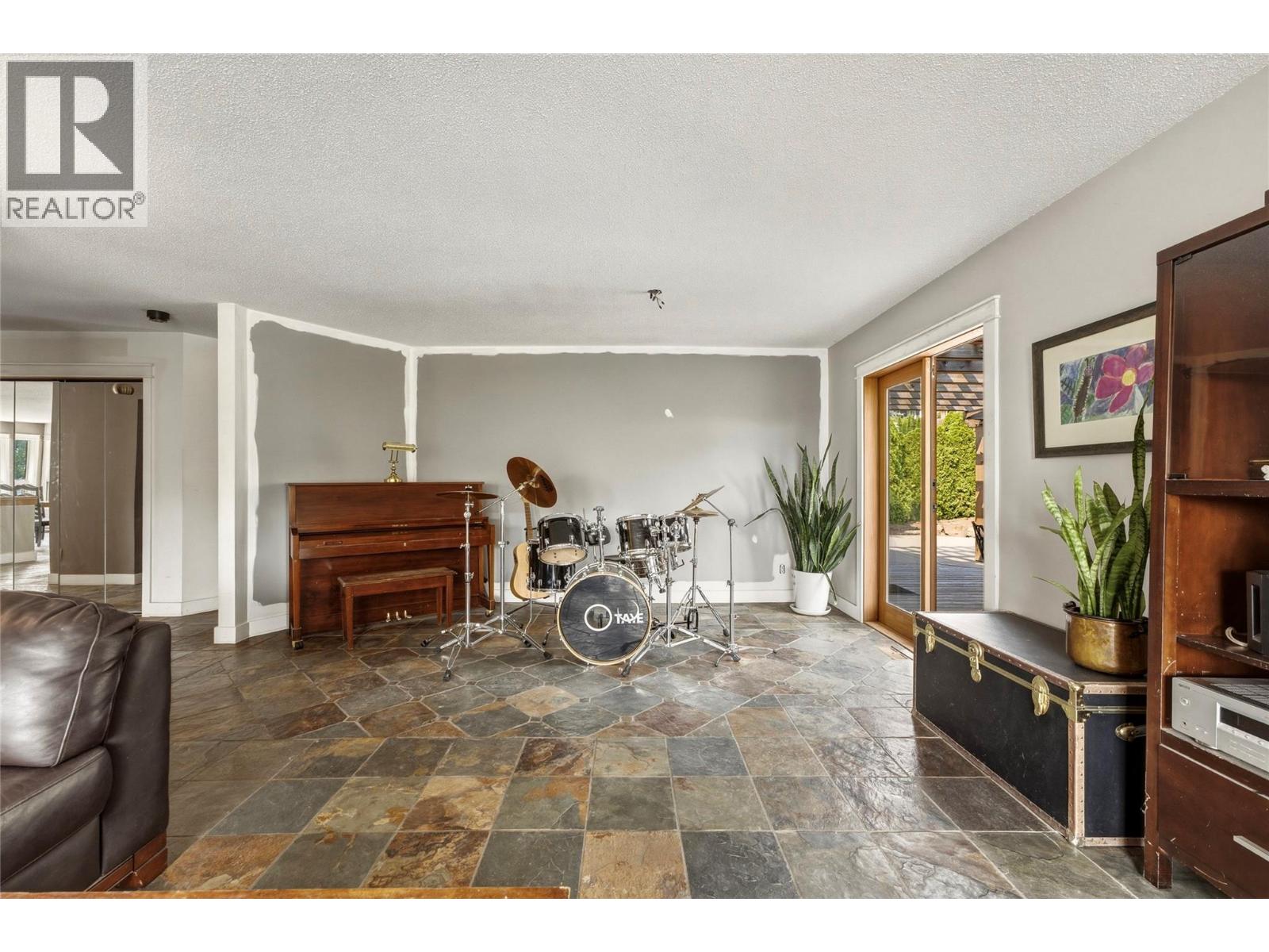 8905 Russet Drive, Vernon, British Columbia  V1B 2B7 - Photo 17 - 10396513