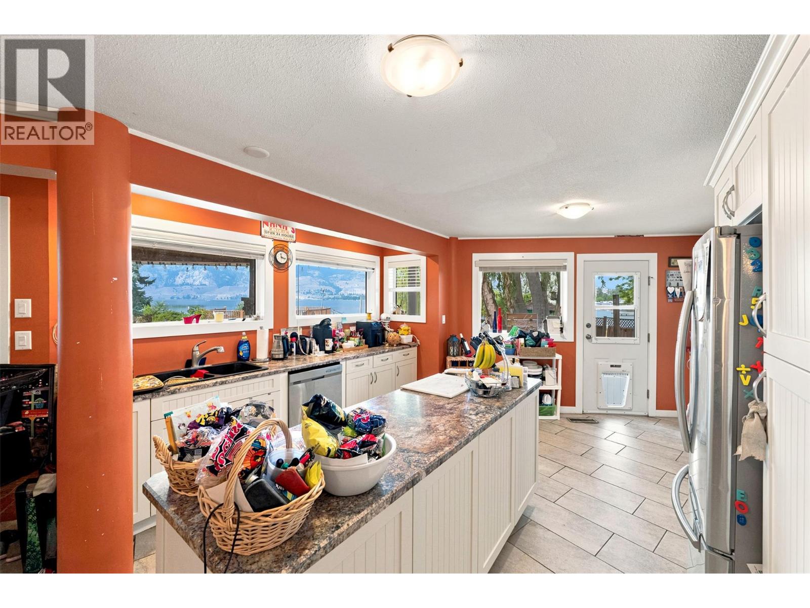 3935 Lakeside Road, Penticton, British Columbia  V2A 8W1 - Photo 6 - 10395992